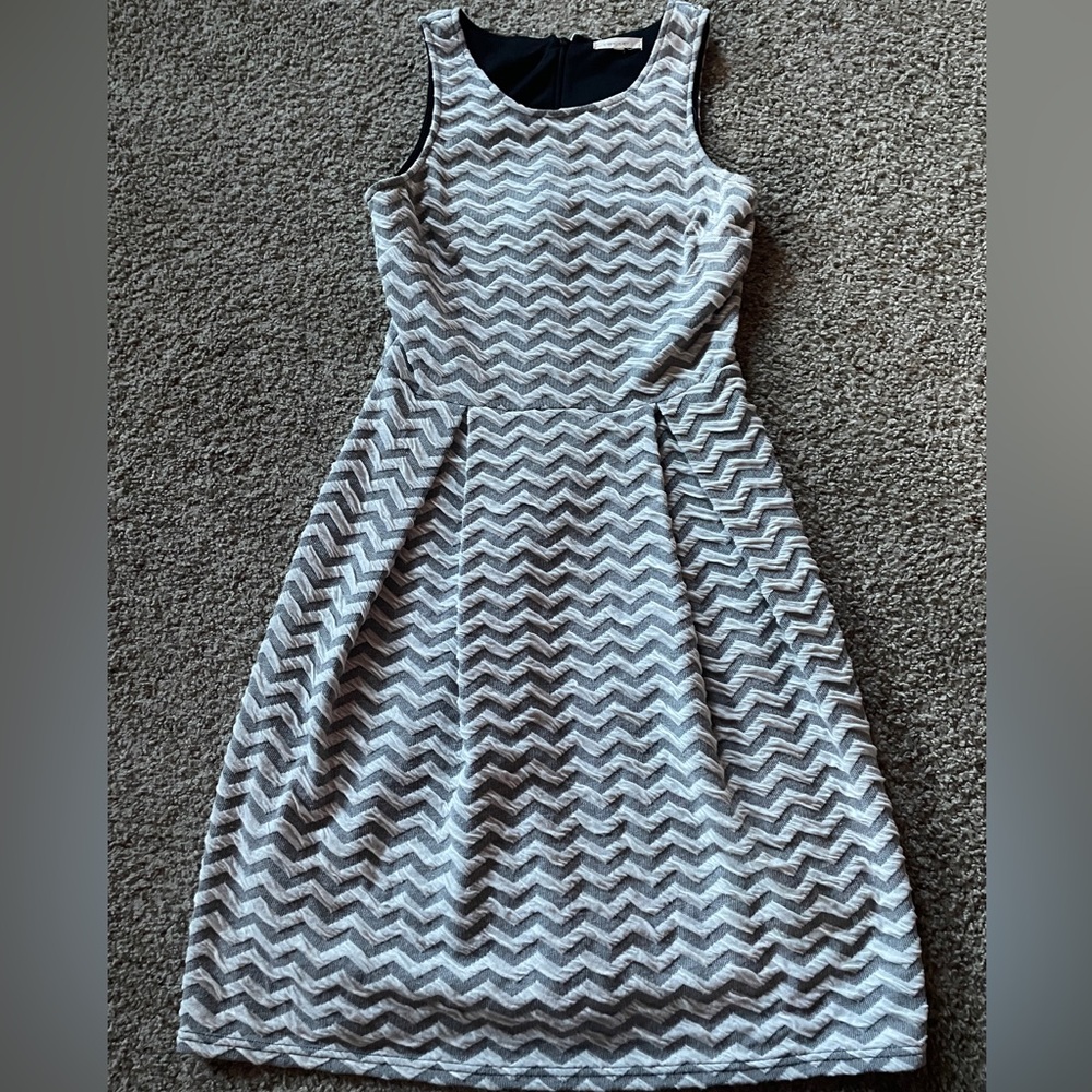 41 Hawthorn women’s size medium A-line professional dress, gray & white